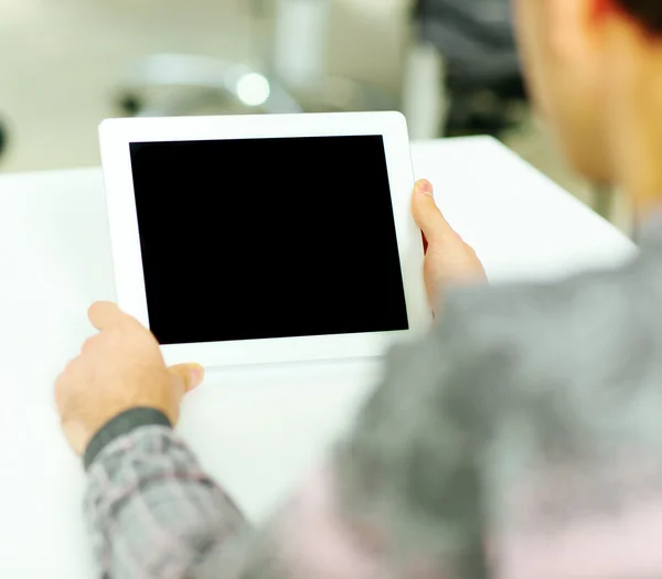 Man hålla tablet — Stockfoto