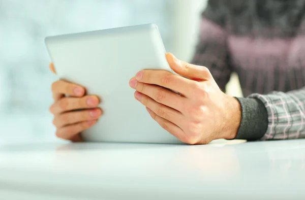 Mãos segurando computador tablet — Fotografia de Stock