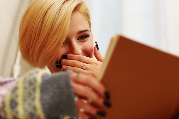 Woman reading book — Stock Photo, Image