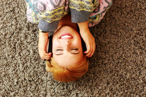 Mulher ouvindo música — Fotografia de Stock