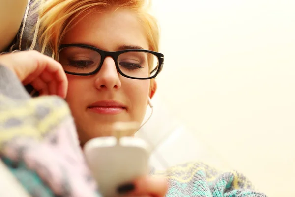 Mujer en gafas escuchando música —  Fotos de Stock