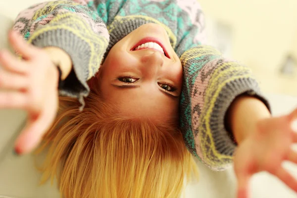 Woman lying on bed at home — Stock Photo, Image