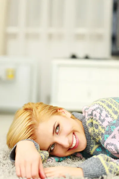 Frau liegt auf Teppich — Stockfoto