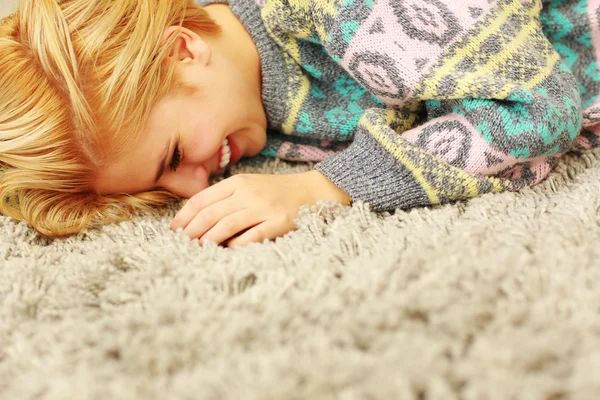Nő feküdt szőnyeg — Stock Fotó