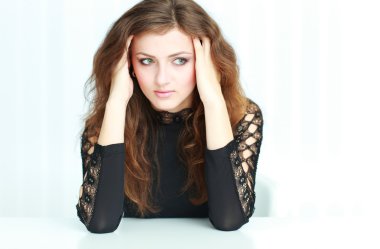 Masada oturan kadın.