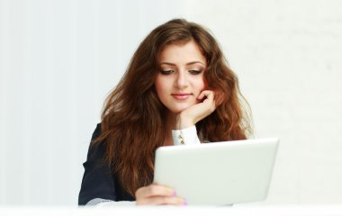 iş kadını ile tablet bilgisayar