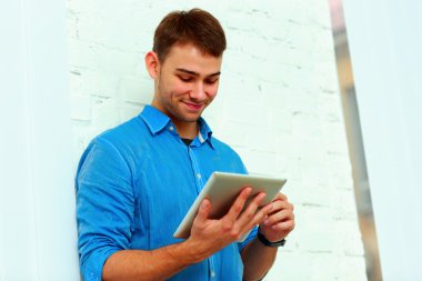 tablet bilgisayar ile iş adamı