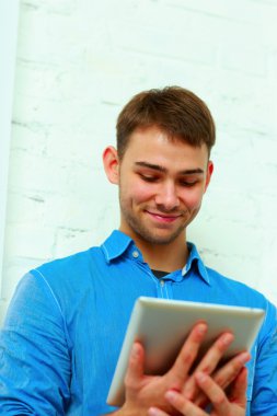 tablet bilgisayar ile iş adamı