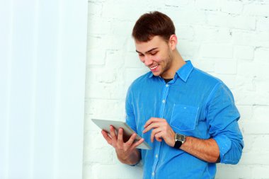 tablet bilgisayar ile iş adamı