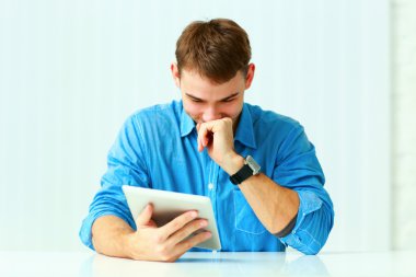 tablet bilgisayar ile iş adamı