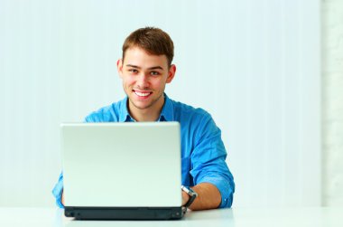 Bilgisayarlı iş adamı