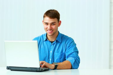 Bilgisayarlı iş adamı