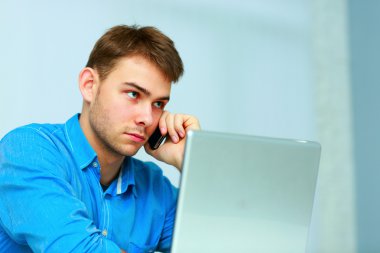 İş adamı telefonda konuşuyor.