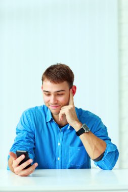 Akıllı telefon tutan adam.