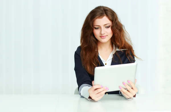 Affärskvinna med tablet PC — Stockfoto