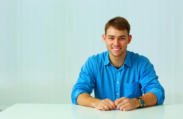 Hombre de negocios en la oficina —  Fotos de Stock