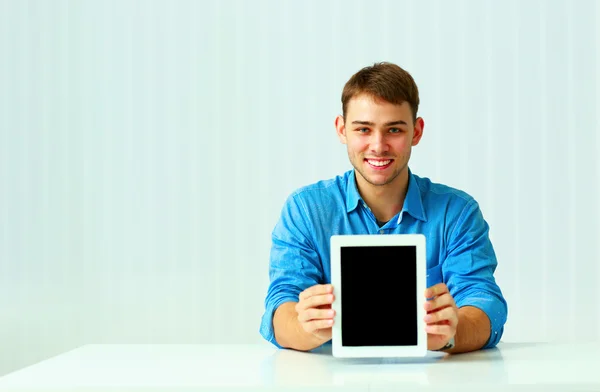 Zakenman met tablet pc — Stockfoto