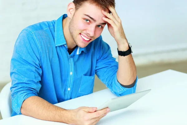 Geschäftsmann mit Tablet-Computer — Stockfoto