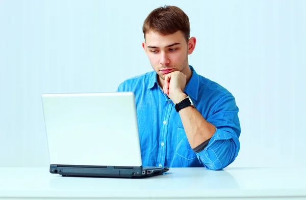 Geschäftsmann mit Laptop — Stockfoto