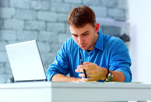 Geschäftsmann arbeitet — Stockfoto