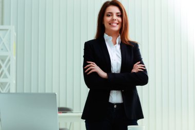 iş kadını katlanmış silah ile ayakta