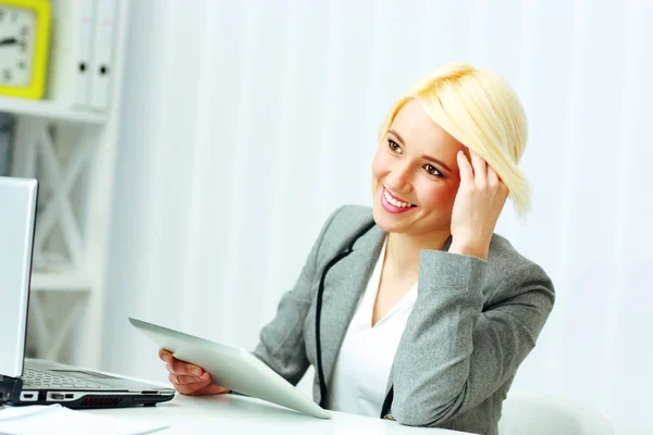 Businesswoman with tablet computer — Stock Photo, Image