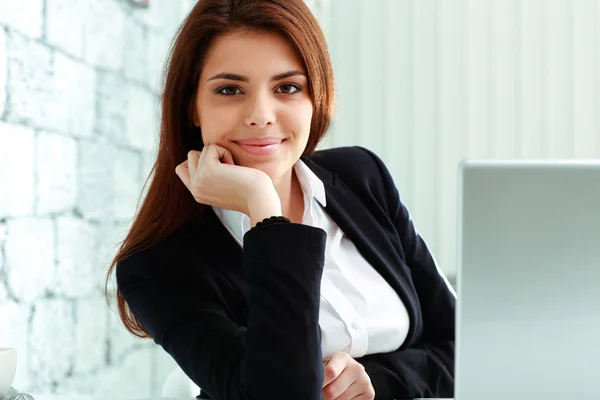 Geschäftsfrau sitzt im Büro am Tisch — Stockfoto