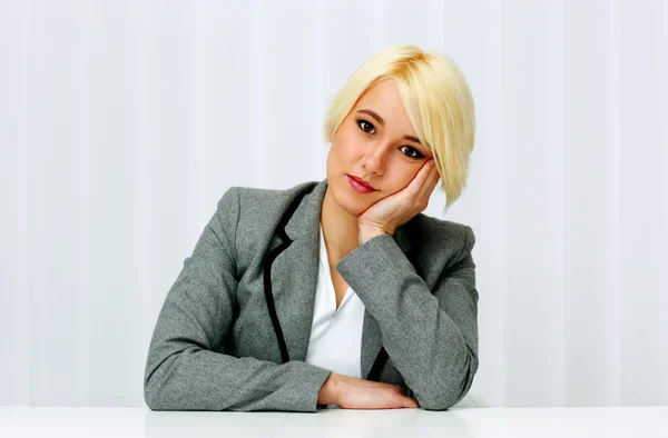 Pensativo hermosa mujer de negocios en el cargo — Foto de Stock