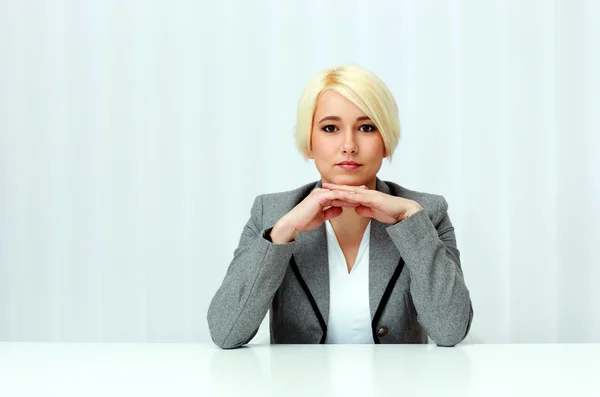 Geschäftsfrau sitzt im Büro am Tisch — Stockfoto