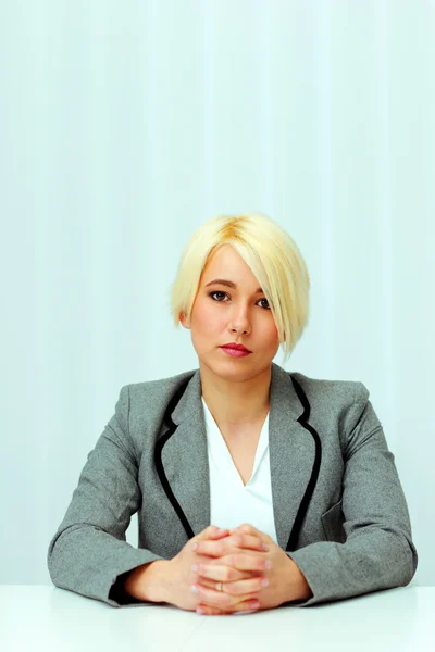 Empresária sentada à mesa no escritório — Fotografia de Stock