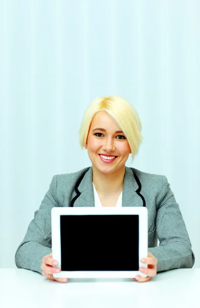 Kobieta pokazano ekran komputera typu tablet — Zdjęcie stockowe
