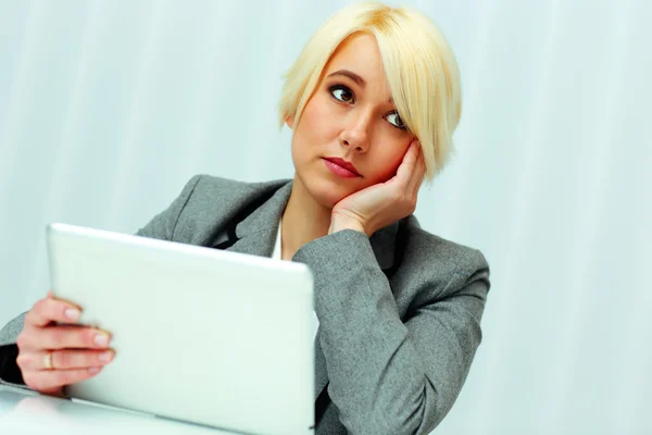 Affärskvinna hålla tablet PC — Stockfoto