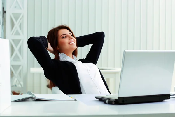 Pengusaha wanita beristirahat di kantor — Stok Foto