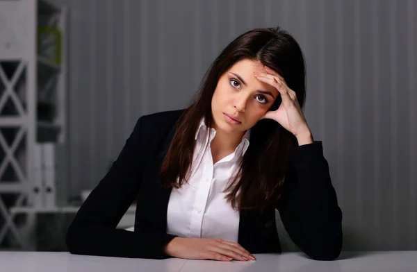 Empresária sentada à mesa em seu local de trabalho — Fotografia de Stock