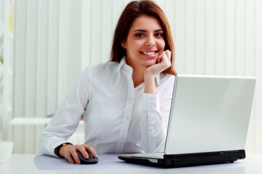 masada oturan onun işyerinde iş kadını