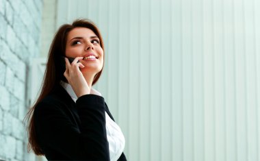 İş kadını telefonda konuşuyor.