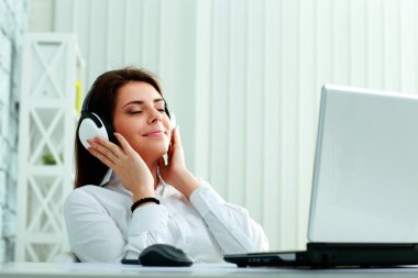 iş kadını kulaklık müzik dinleme