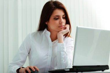 onun işyerinde çalışan iş kadını