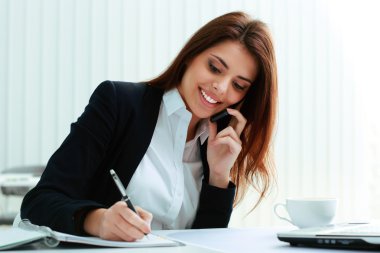 Evet ve notlar yazma iş kadını