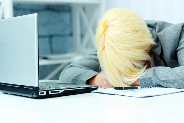 Geschäftsfrau schläft an ihrem Arbeitsplatz — Stockfoto