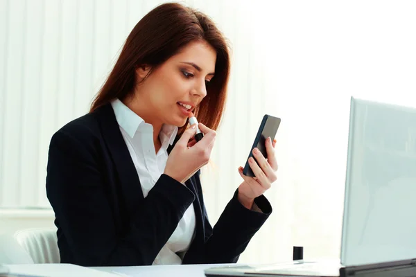 Empresaria maquillaje en el trabajo — Foto de Stock