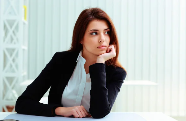 Geschäftsfrau sitzt an ihrem Arbeitsplatz am Tisch — Stockfoto