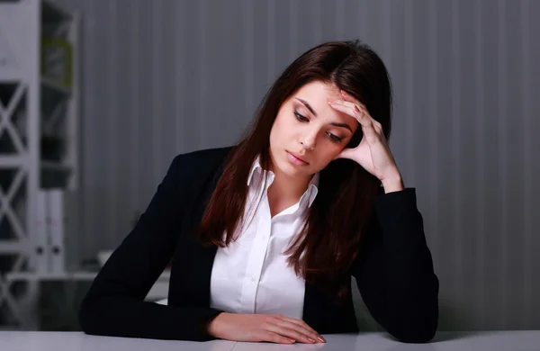 Empresaria sentada a la mesa en su lugar de trabajo — Foto de Stock