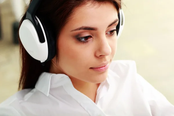 Affärskvinna lyssnar musik — Stockfoto