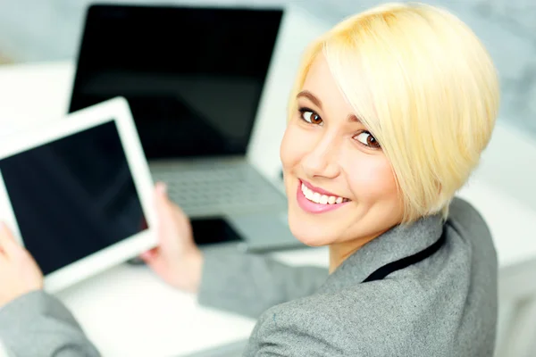 Businesswoman sitting at her workplace — Stock Photo, Image