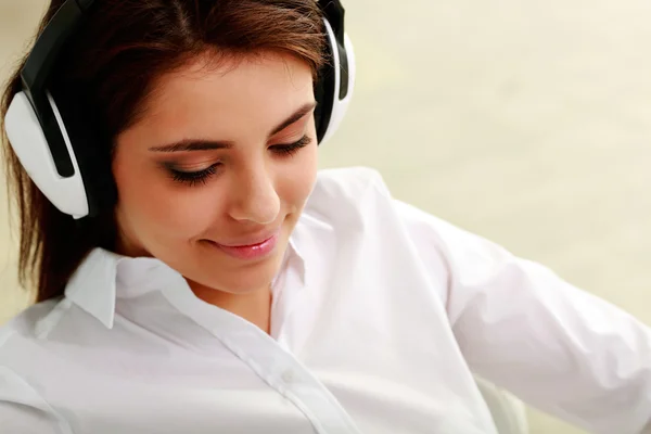 Affärskvinna lyssnar musik — Stockfoto