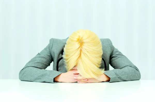 Geschäftsfrau schläft an ihrem Arbeitsplatz — Stockfoto