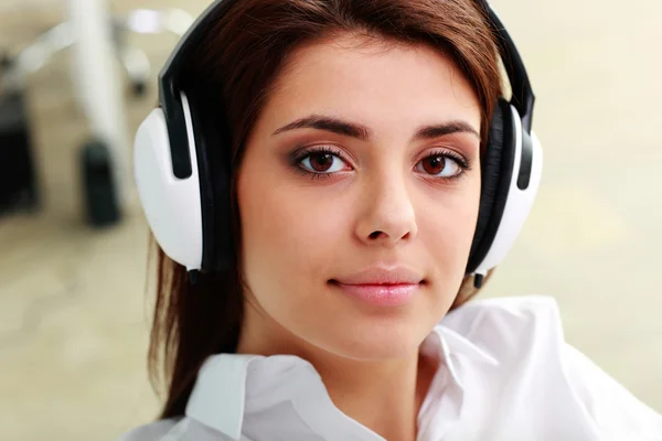 Businesswoman listening music — Stock Photo, Image