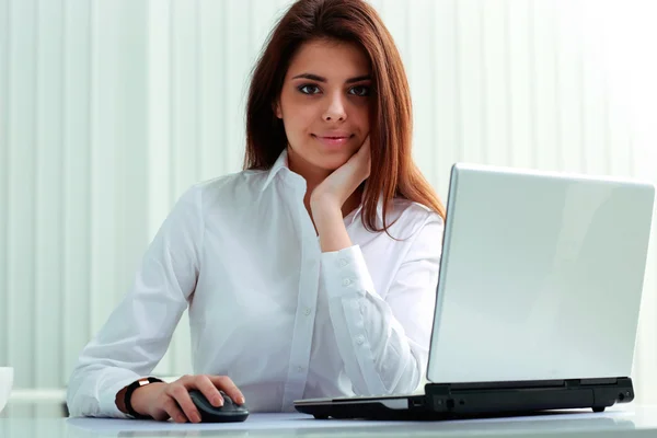 Empresária sentada à mesa em seu local de trabalho — Fotografia de Stock