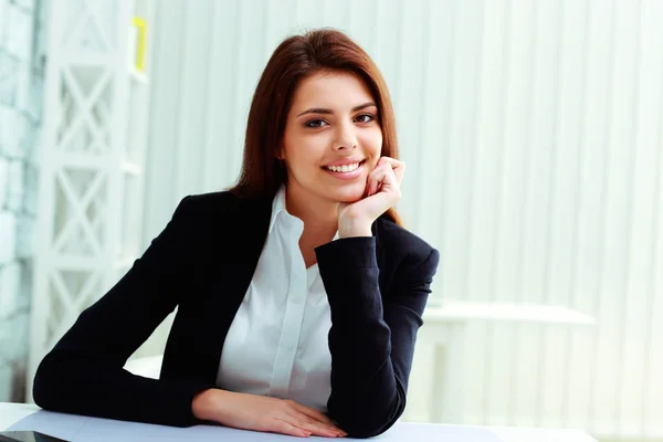 Empresaria sentada a la mesa en su lugar de trabajo —  Fotos de Stock